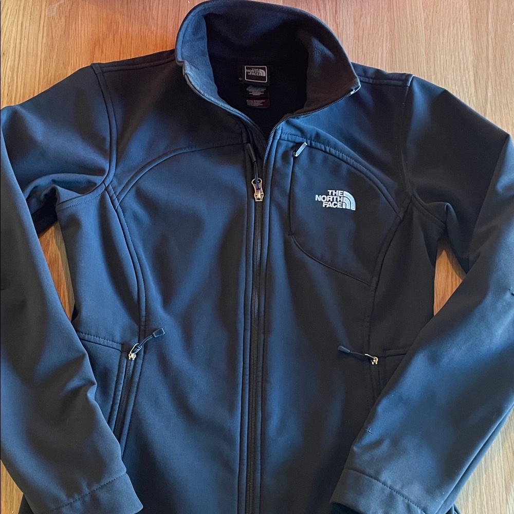 North Face  Ladies’ Cut Black Windwall Softshell Jacket